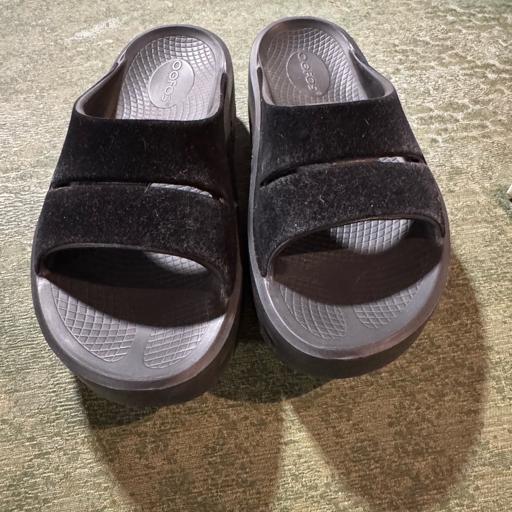 Oofoos OOmega OOahh Limited black platform slides with velvet strap size 9 women